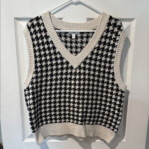 Elegant Black and White Houndstooth V-Neck Sweater Vest
